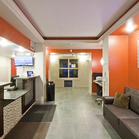 Travelodge By Wyndham Kindersley Bagian luar foto