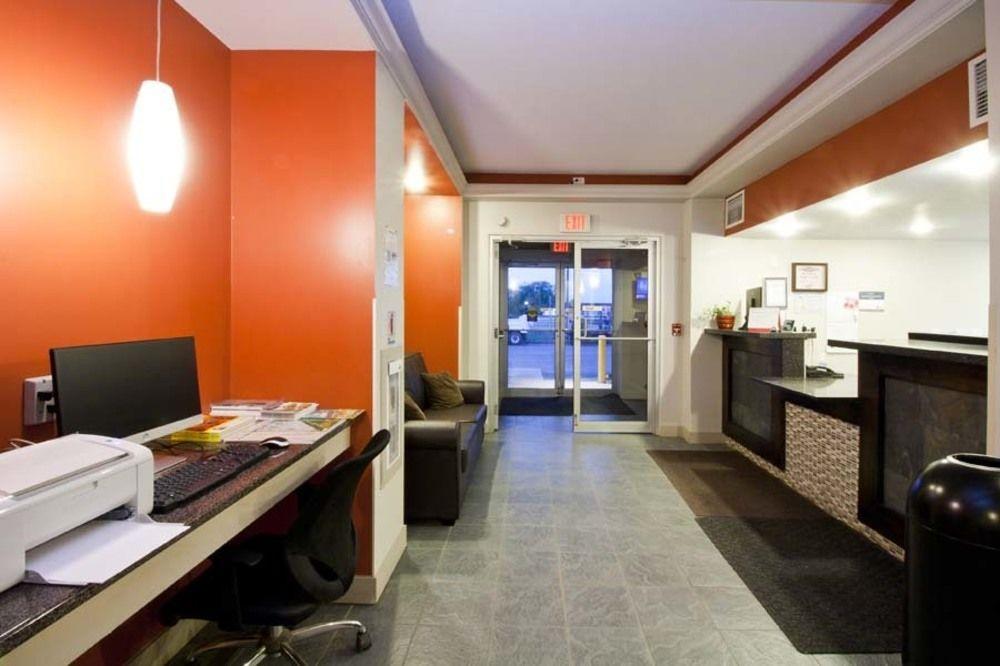 Travelodge By Wyndham Kindersley Bagian luar foto