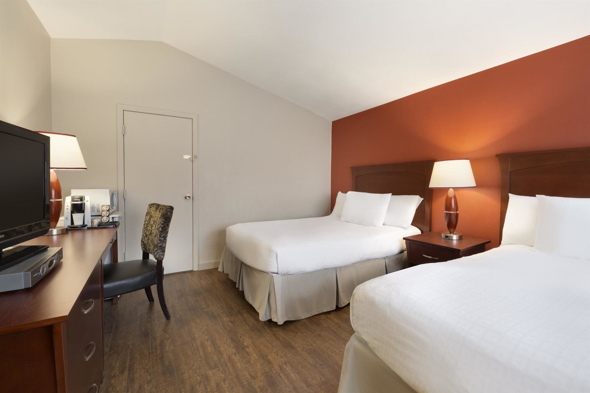 Travelodge By Wyndham Kindersley Bagian luar foto
